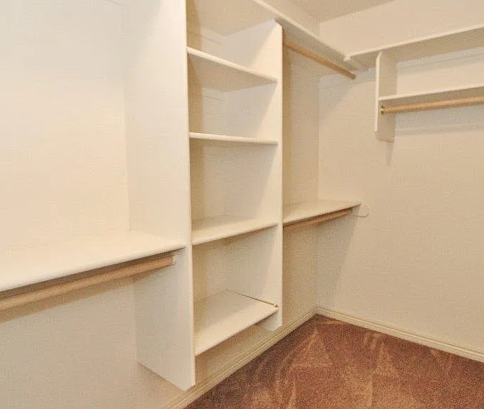 385 W Hale St — Photo 14