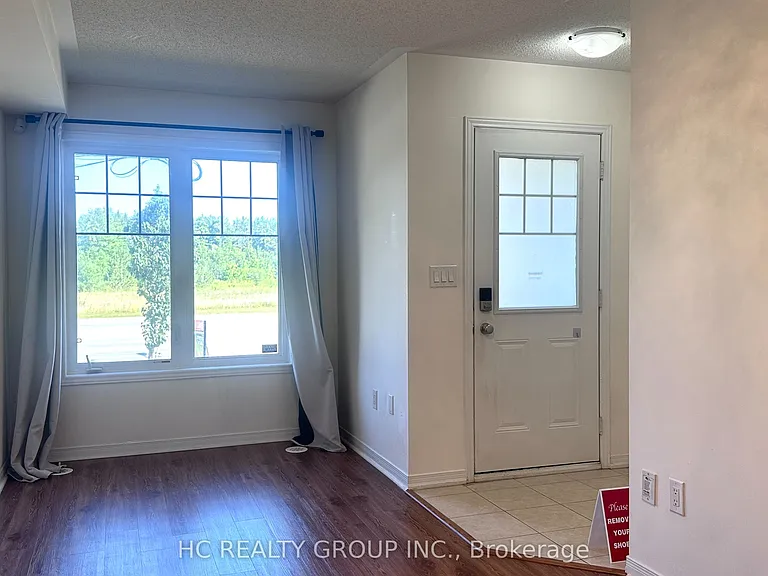 5257 Major Mackenzie Dr E — Photo 2