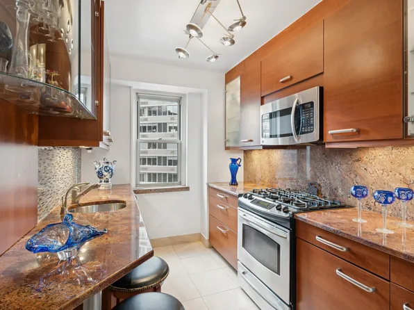 400 East 54th Street image 2 of 7