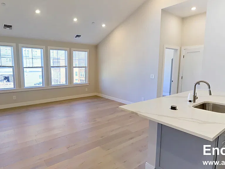 32 Cummins Hwy #5 — Photo 4