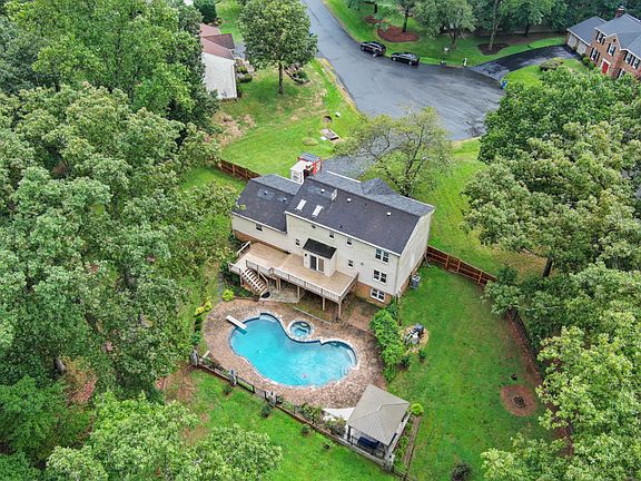 3rd image of 901 Holly Creek Dr