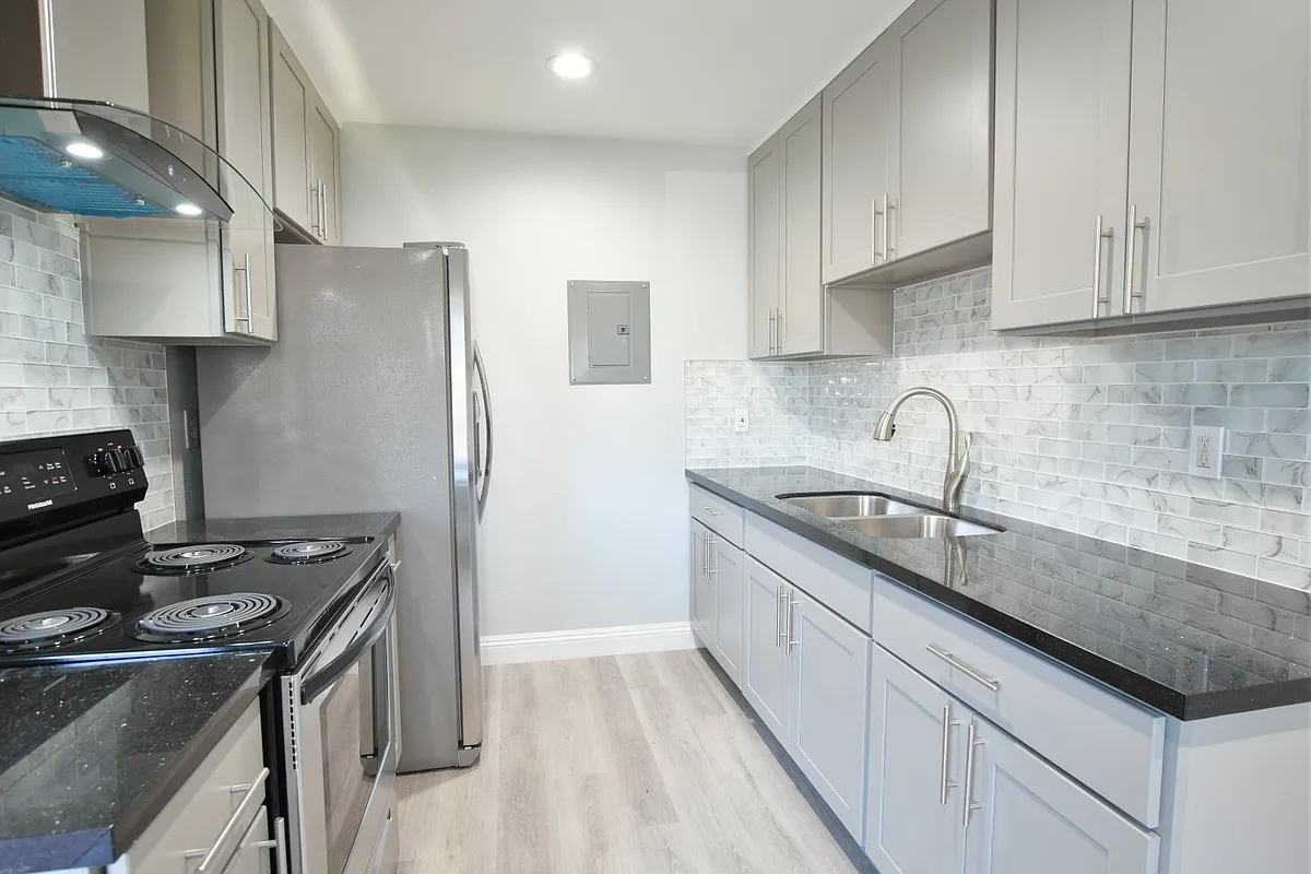 Building Photo - Hamilton Plaza Apartments