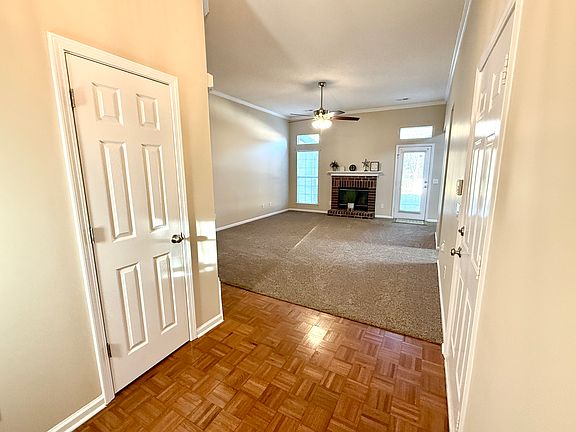 Foyer w/coat closet