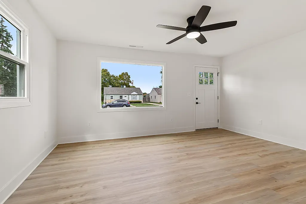 3 bed, 825 sqft, $2,280 — Photo 3