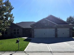 7601 Stonebridge Dr, Maryville, IL
