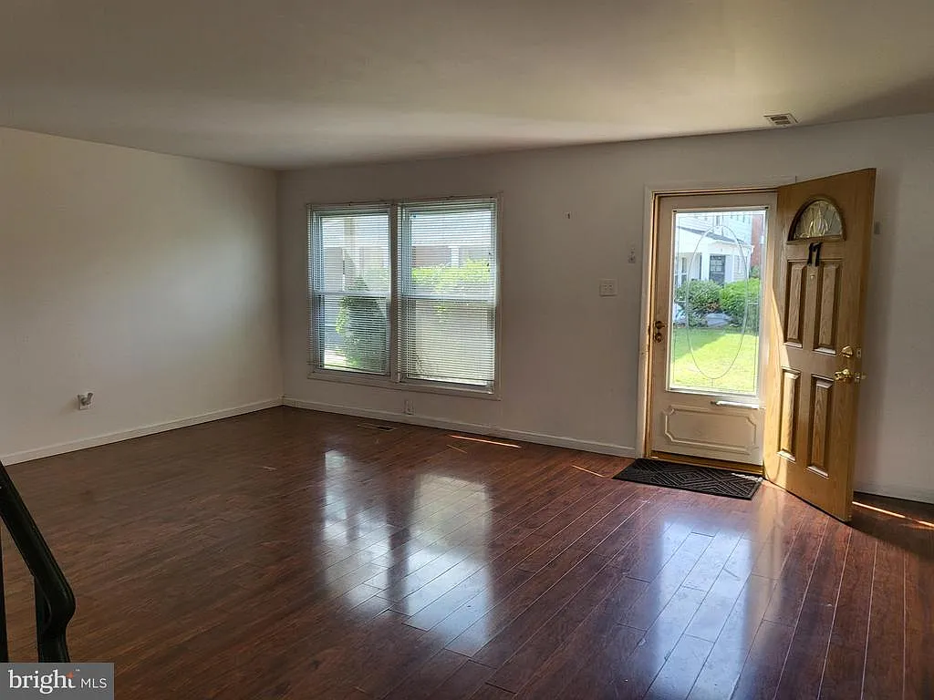 3 bed, 1.5 bath, 1430 sqft, $2,400 — Photo 3