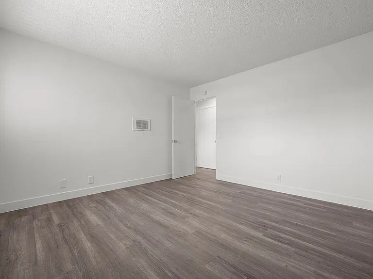 Sunset Square Apartments — Photo 47