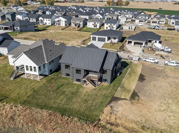 17950 Tanglewood Dr, Clive, IA 50325