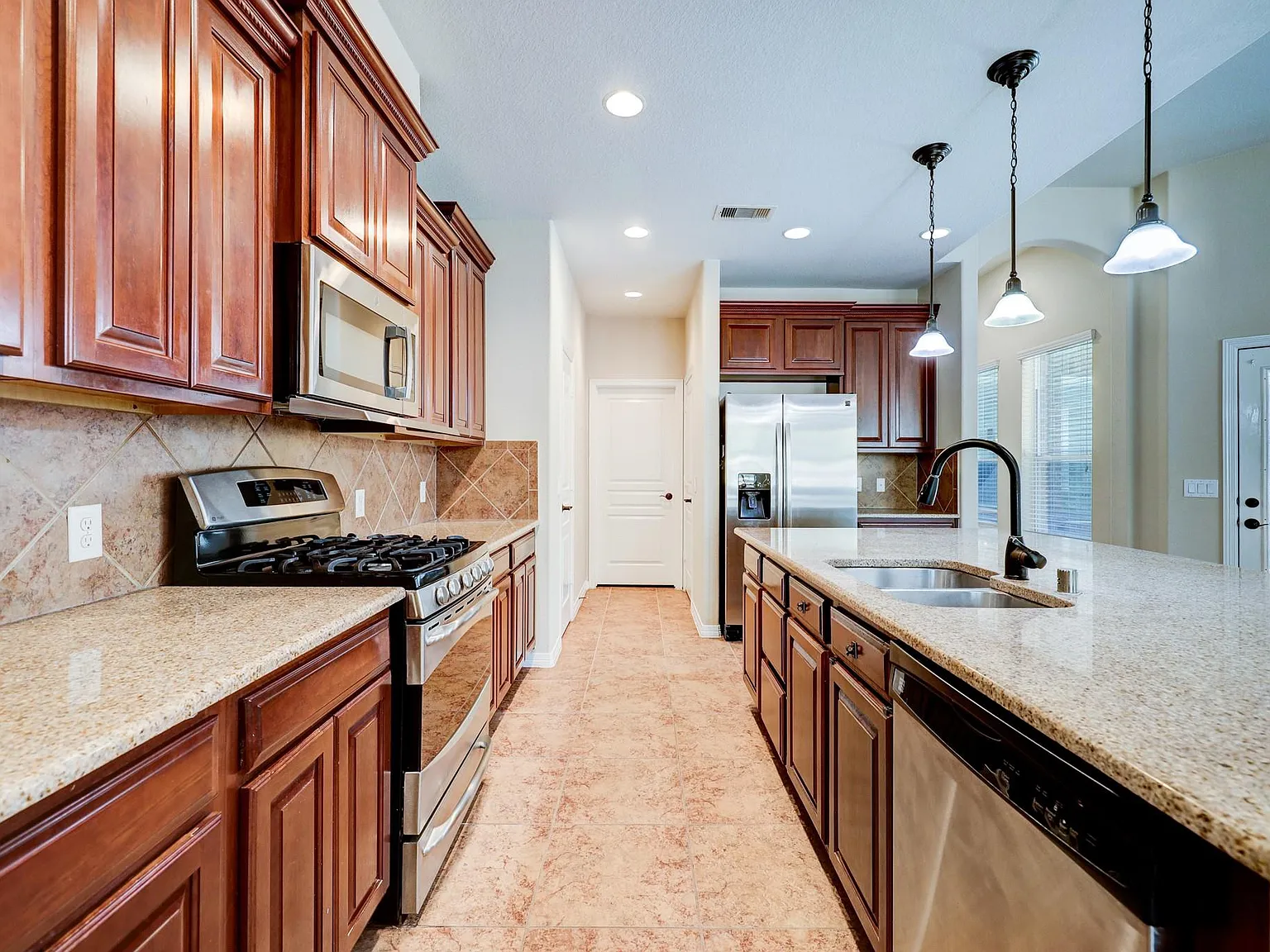 4 bed, 3.0 bath, 2716 sqft, $3,200 — Photo 4