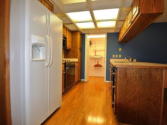3rd image of 19 Shadowbrook Dr
