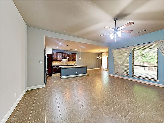 5th image of 304 Canadian Ln