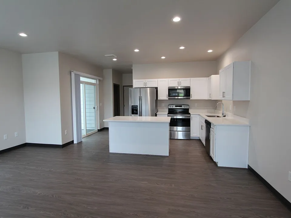 Modern design 3-bed, 2.5-bath duplex available now