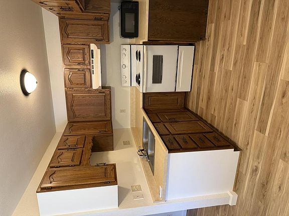 2nd image of 404 W Jackson St #3