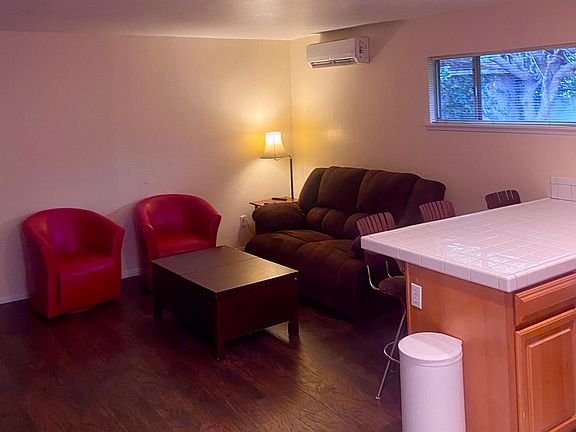 4th image of 618 Juniper Ct #1