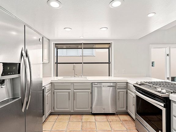 3rd image of 614 1/2 Avocado Ave