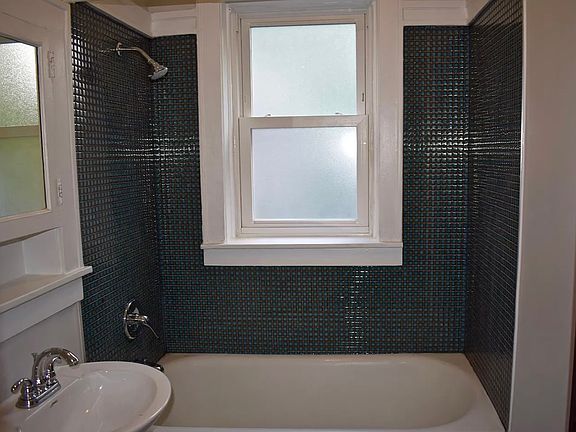 4th image of 412 Thomas Ave APT 1