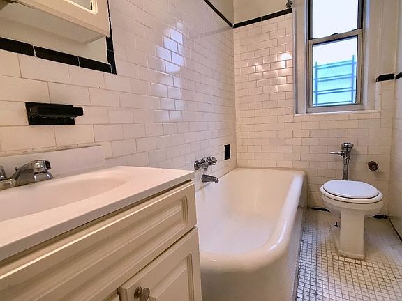 4th image of 106 Pinehurst Ave APT C31
