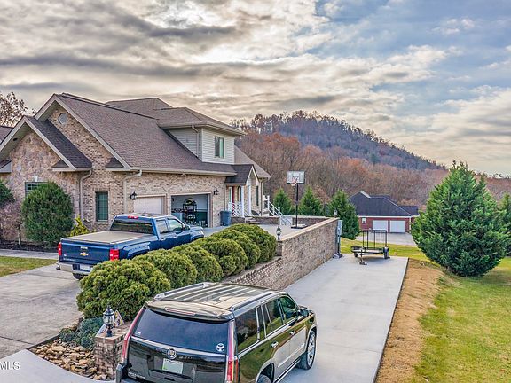 2nd image of 203 Bicentennial Dr