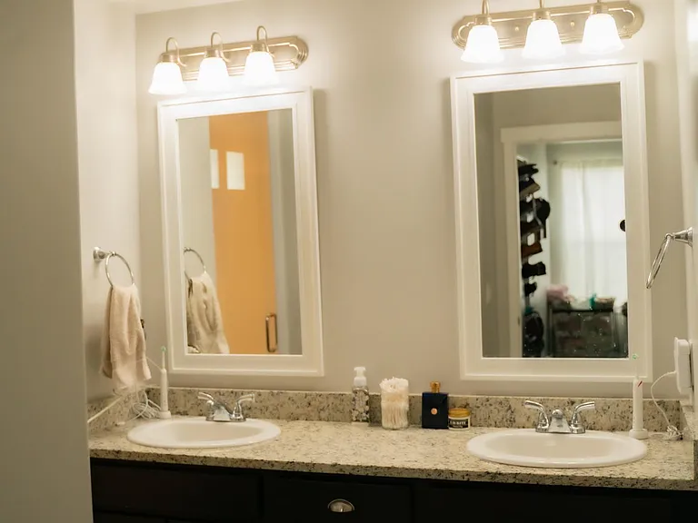 2543 N Drexler Dr — Photo 5
