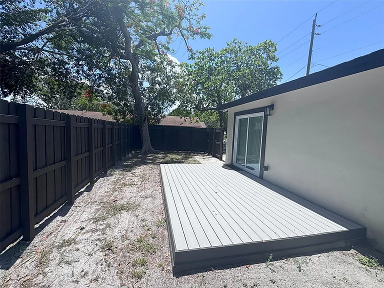 10 SW 5th Ct — Photo 16