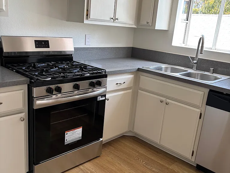 224 E Dexter St #12 — Photo 10