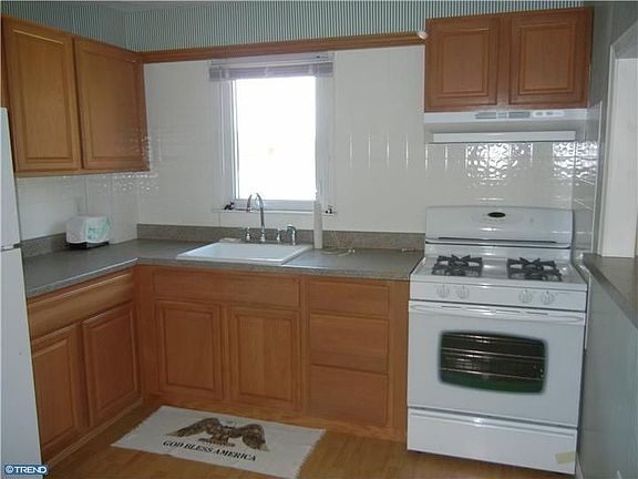 5th image of 208 Sunset Dr