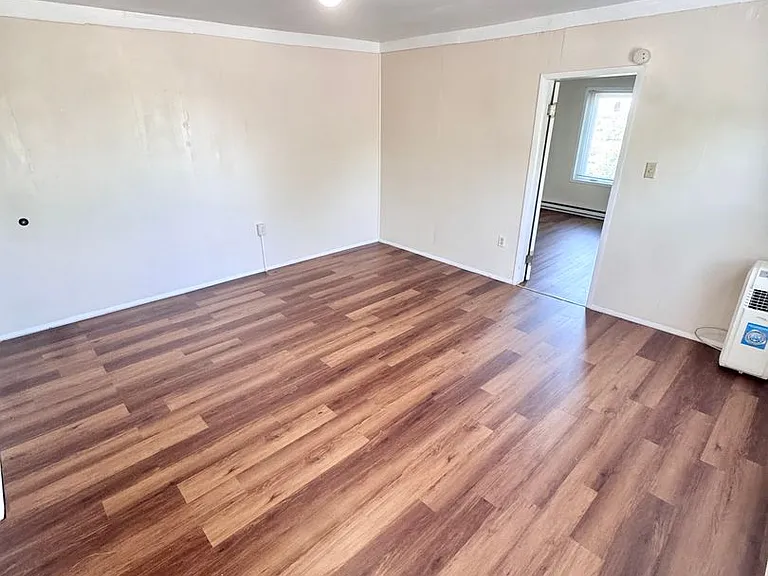1348 E 6th St — Photo 7