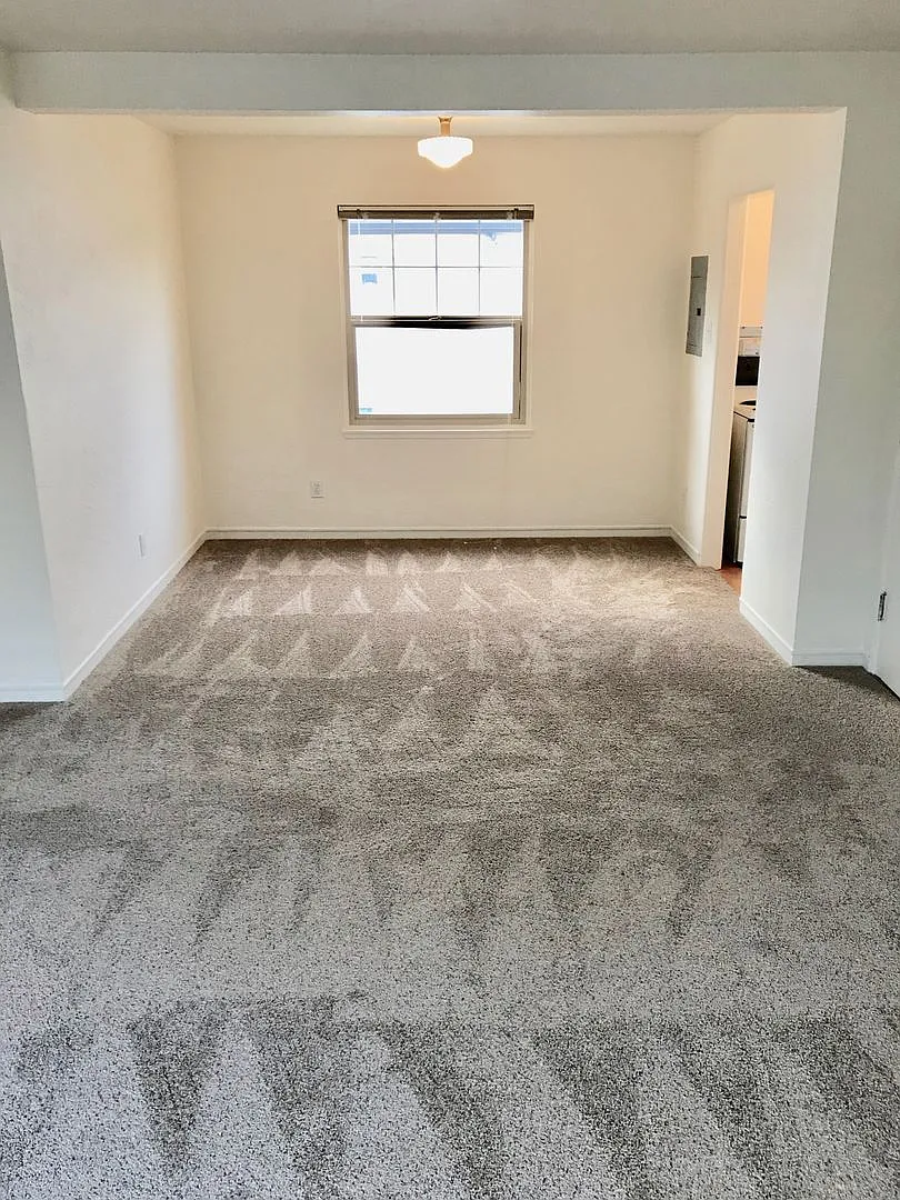 T0131 - Claremont Apartments — Photo 4