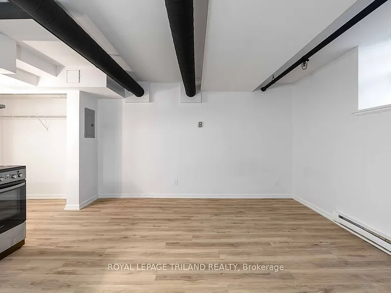 330 Clarence St #B2 — Photo 2
