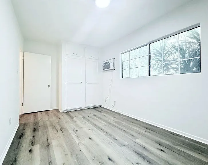 10565 Camarillo St — Photo 16
