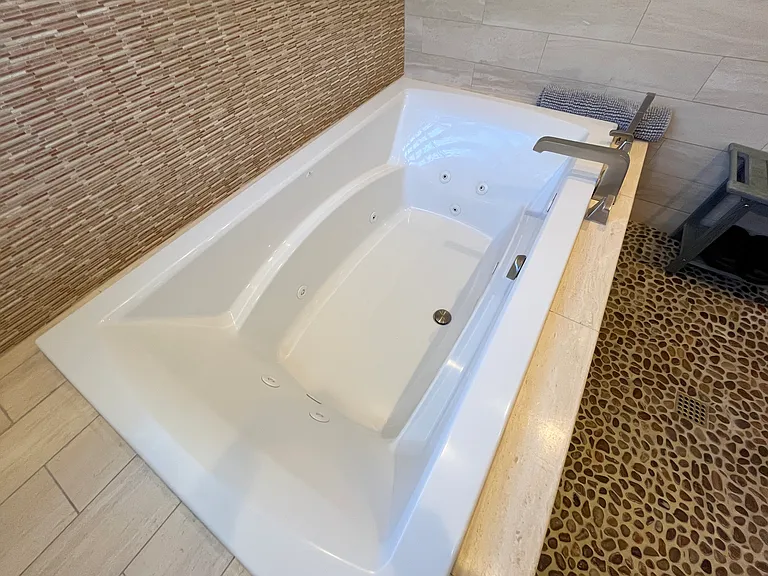 Master Suite 1 On-Suite Bathroom Jetted Soaking Tub