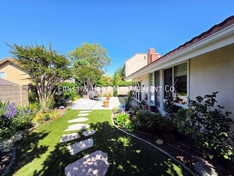10835 Slater Ave — Photo 28