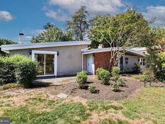 2nd image of 2914 Meadow Ln