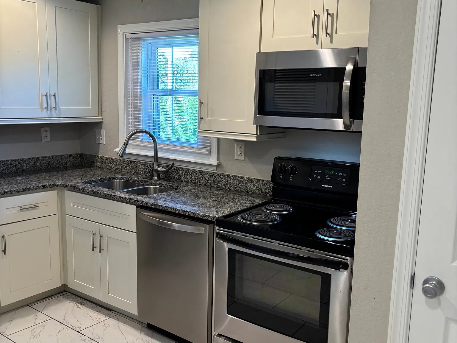3 bed, 1100 sqft, $1,795 — Photo 3