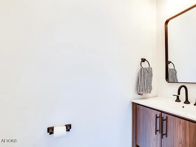307 Woodland Ave E — Photo 16