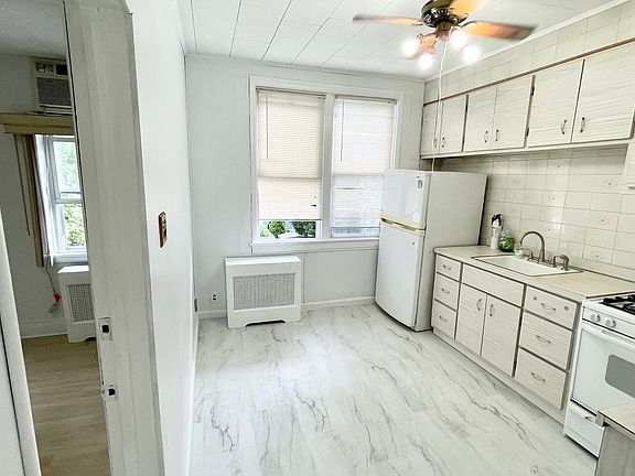 2nd image of 186 Boyd Ave Floor 2