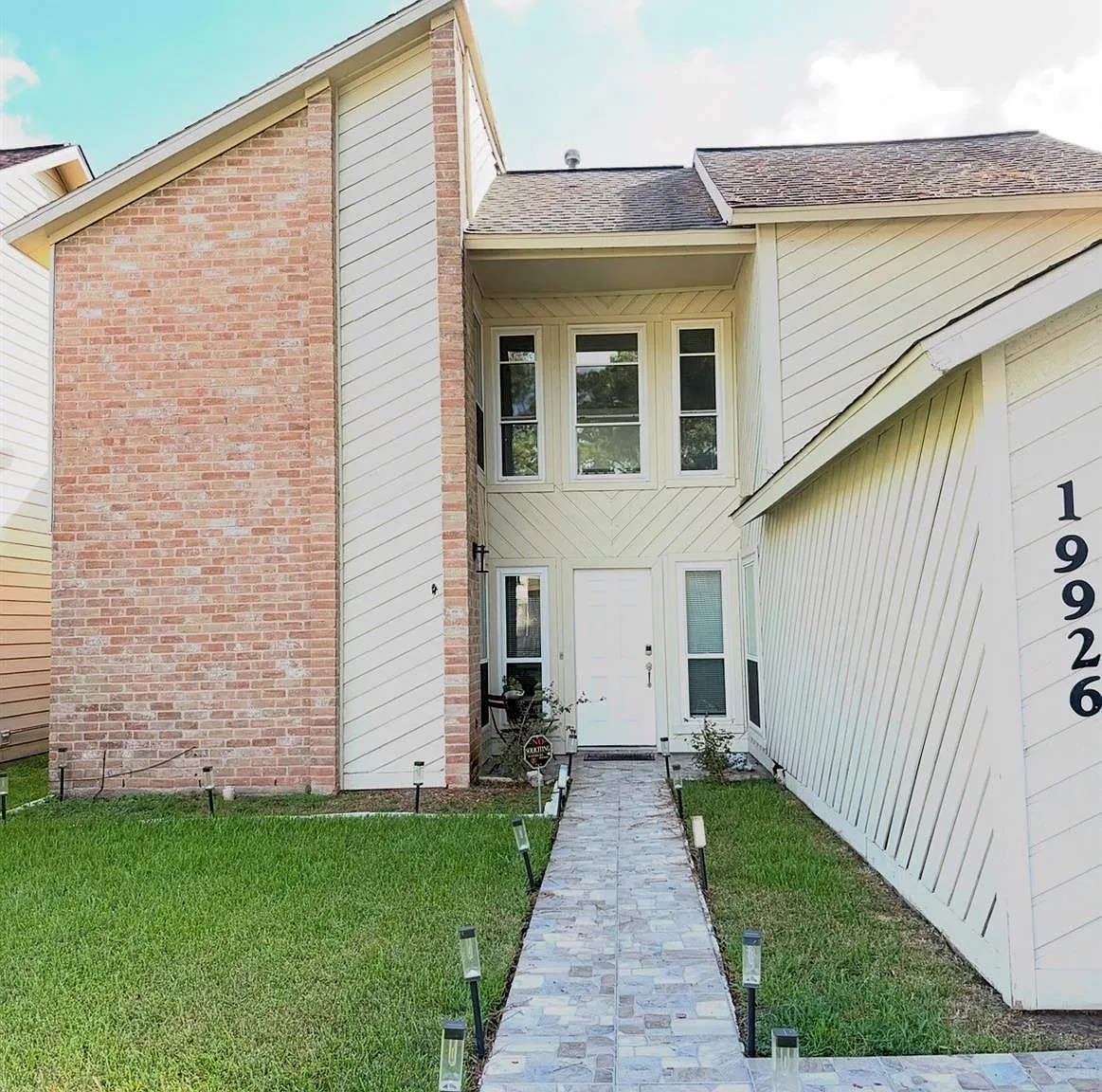 3 bed, 2.5 bath, 2006 sqft, $2,300 — Photo 1