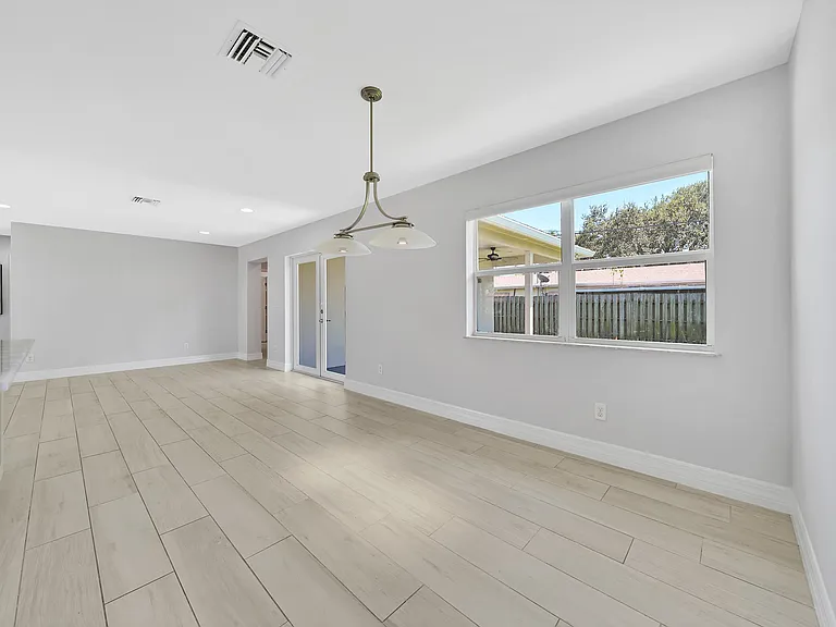 2388 E Edgewater Dr — Photo 6
