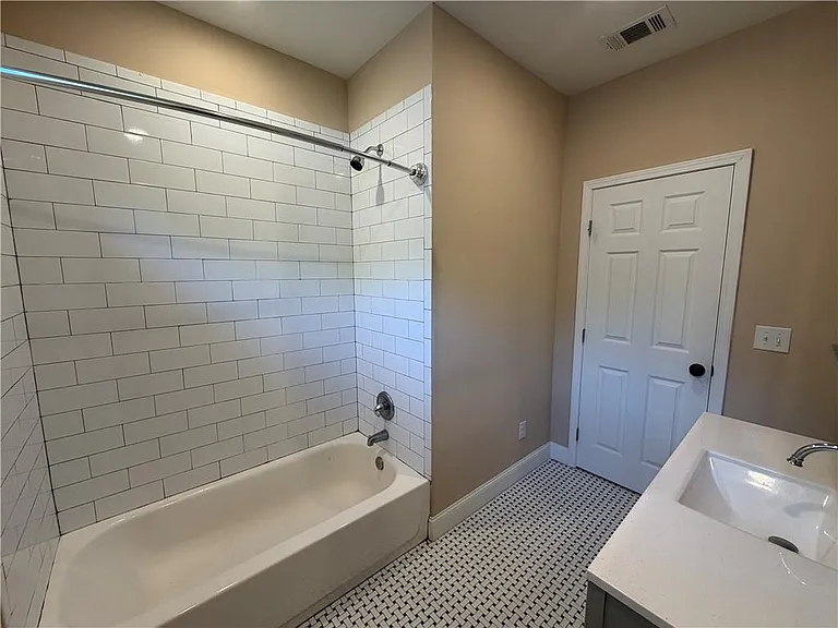 689 Berne St SE #B — Photo 15