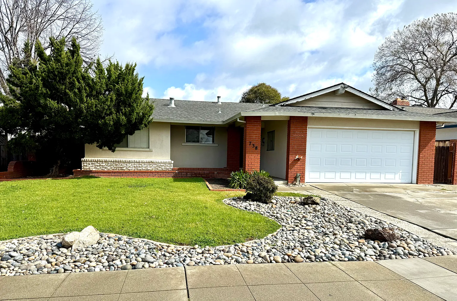 738 Catalina Dr photo 1
