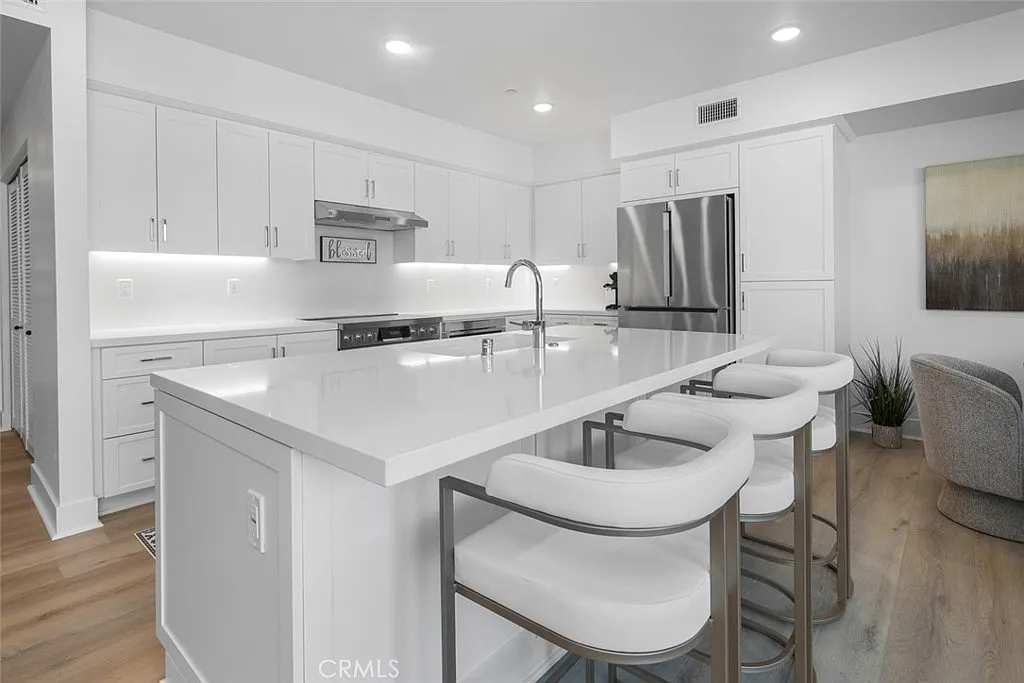 1 bed, 1.5 bath, 1315 sqft, $7,950 — Photo 3