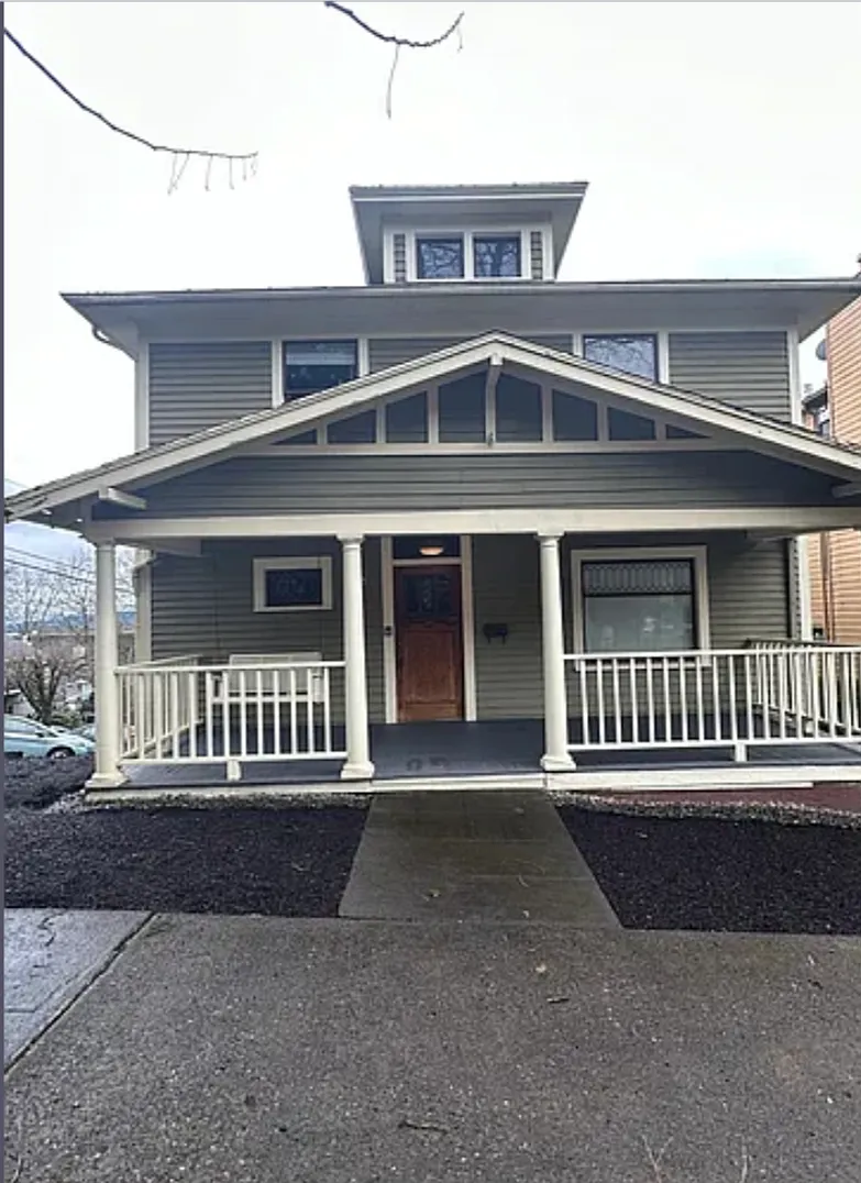 4-Bedroom Home in SW Portland! Hardwood floors, spacious deck, full basement, separate entry for ... — Photo 1