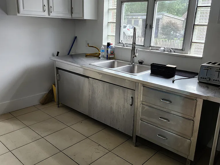 333 E 8th St — Photo 5