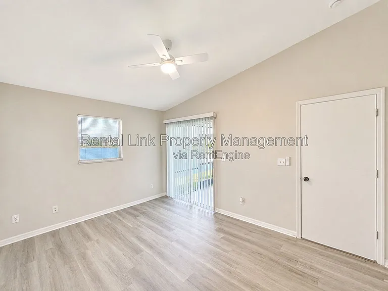 320 SW 3rd Pl #4 — Photo 10
