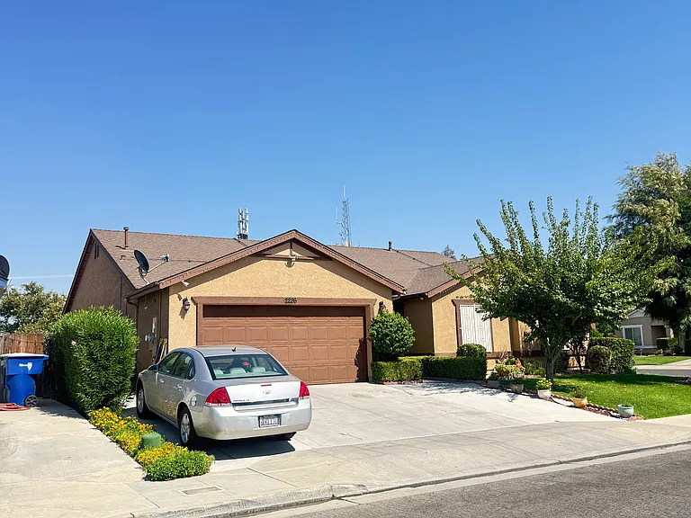 2226 N Vernal Ave — Photo 1