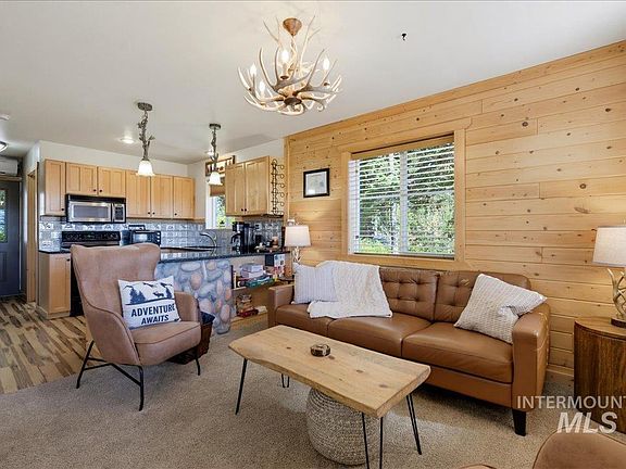 4th image of 2445 Maverick Rd
