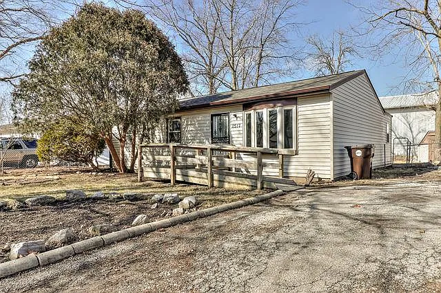 1512 Kings Way — Photo 4