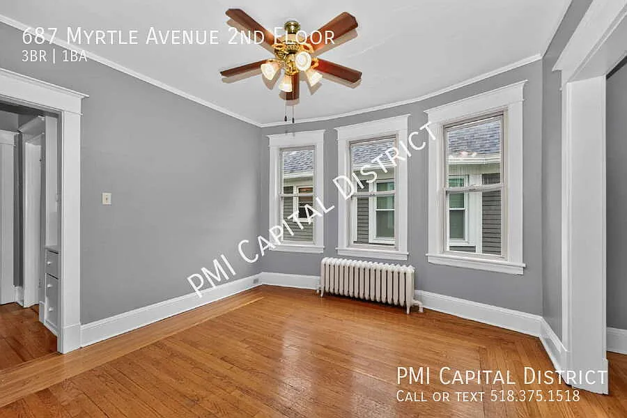 Spacious 3 Bedroom Second-Floor Apartment with Private Deck Near Albany Med — Photo 2