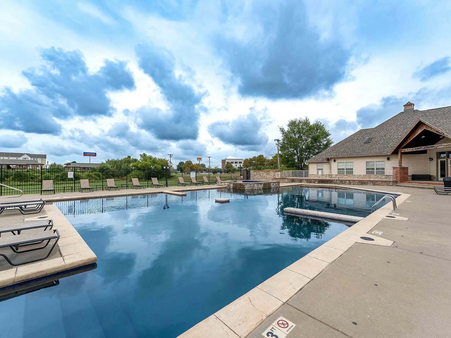 Coryell Courts Apartments — Photo 2