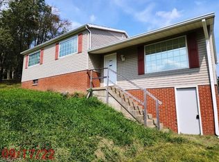 54883 Lawvers Dr, Bridgeport, OH 43912